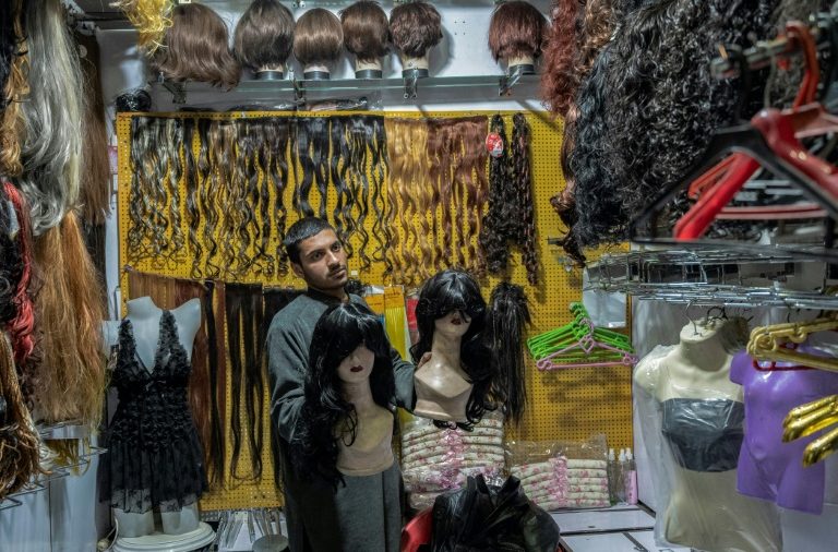 Mujeres en Afganistán venden su cabello en secreto para sobrevivir