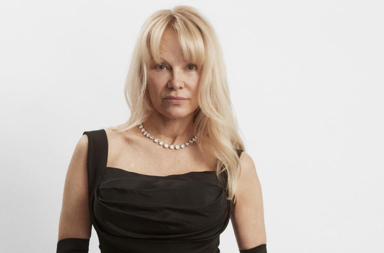 Pamela Anderson no se duerme en los laures, protagonizará la película ‘Place to Be’.