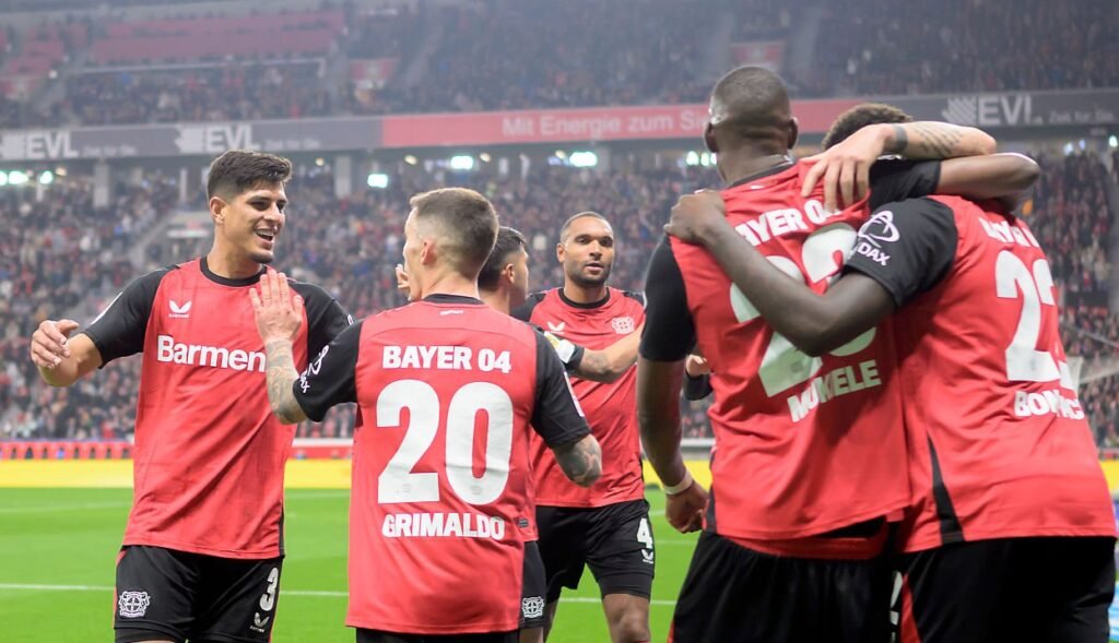 El defensa ecuatoriano Piero Hincapié junto a sus compañeros del Bayer Leverkusen.