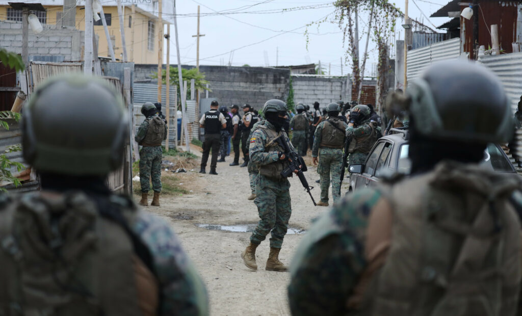 Policías y militares ecuatorianos recibirán bono extraordinario de $507,60 por enfrentar conflicto armado.