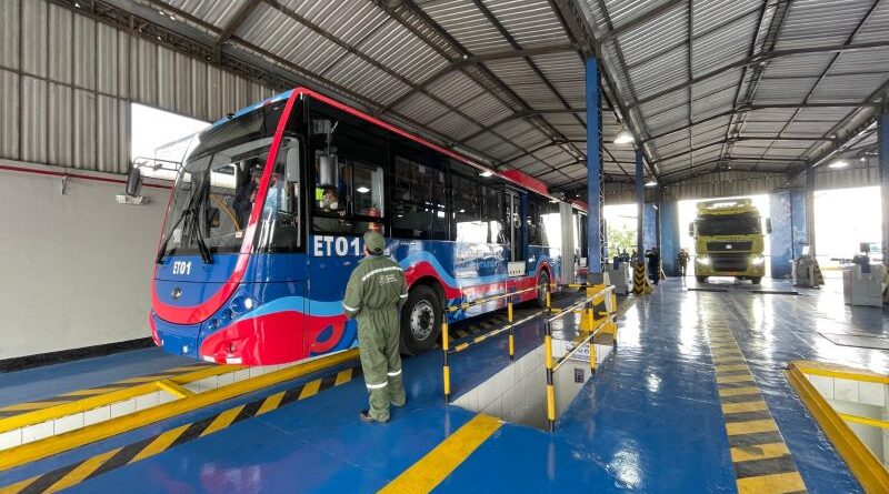 Una unidad de trole bus de Quito en revisión técnica vehicular