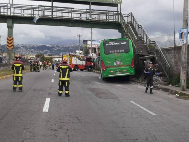 Un bus de transporte interparroquial se estrelló contra las gradas de concreto de un puente peatonal en el norte de Quito.