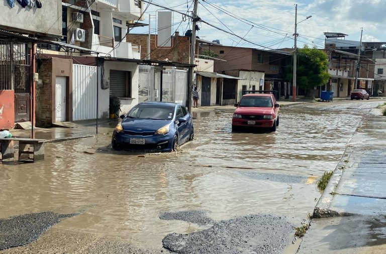 Manta. Inundaciones y baches agravan la circulación tras las lluvias