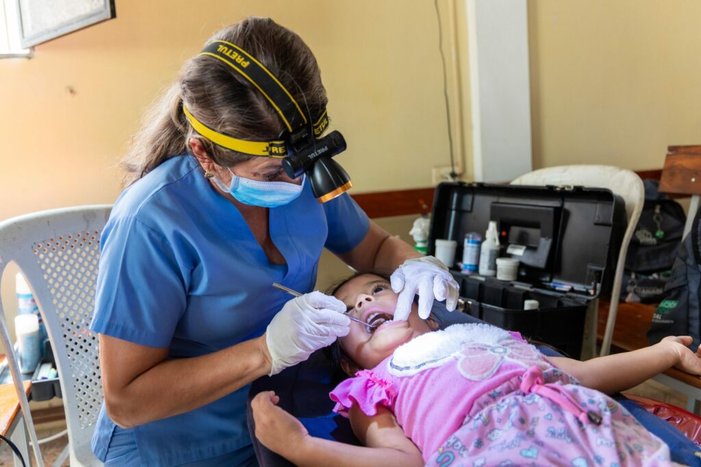 Más de 200 habitantes de la comunidad de Cerro Guayabal, en Montecristi, recibieron atención médica gratuita.
