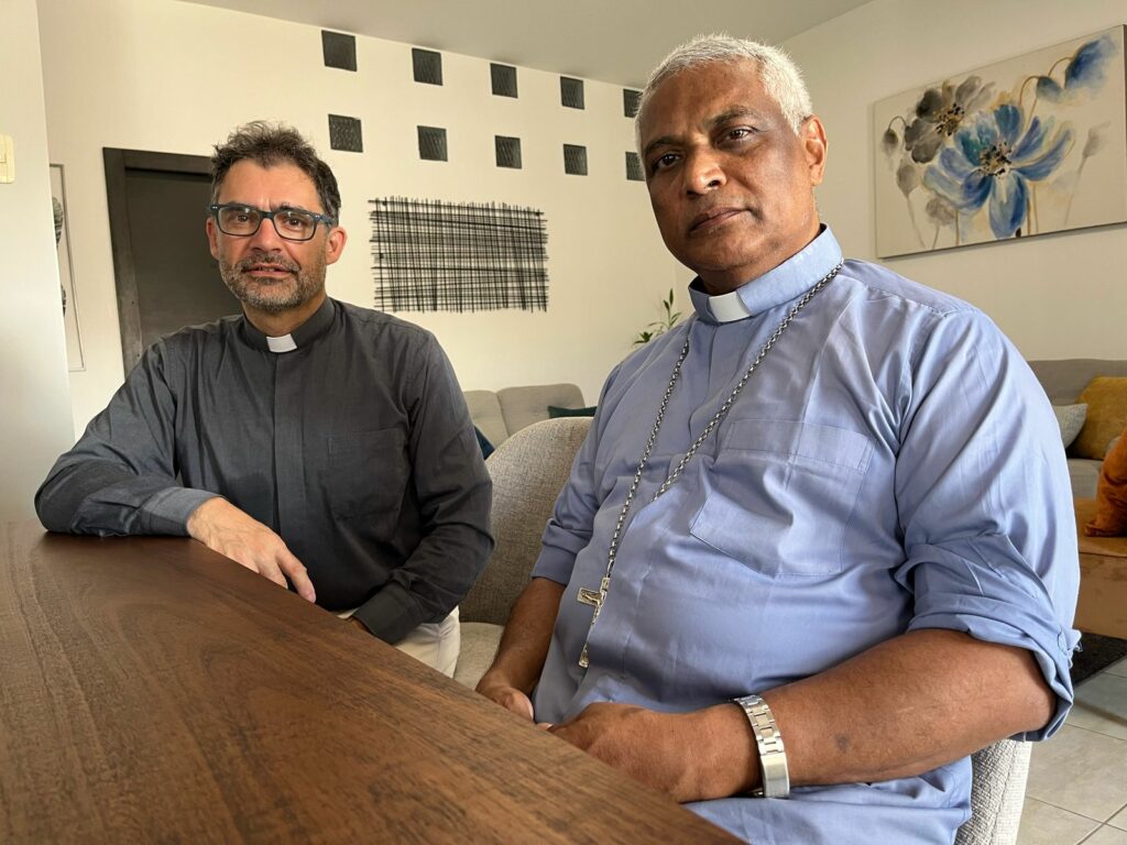 Sacerdotes de Ecuador y Bangladesh celebran eucaristía en Espíritu Santo