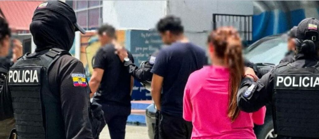 La Fiscalía General del Estado inició un proceso contra once personas acusadas de formar parte de una red de delincuencia organizada dedicada a la estafa, captación ilegal de dinero y testaferrismo.