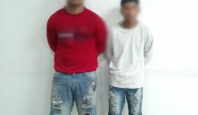 Hombres detenidos son acusados de robar vehículos.