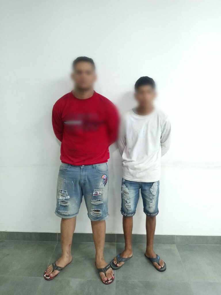 Hombres detenidos son acusados de robar vehículos.