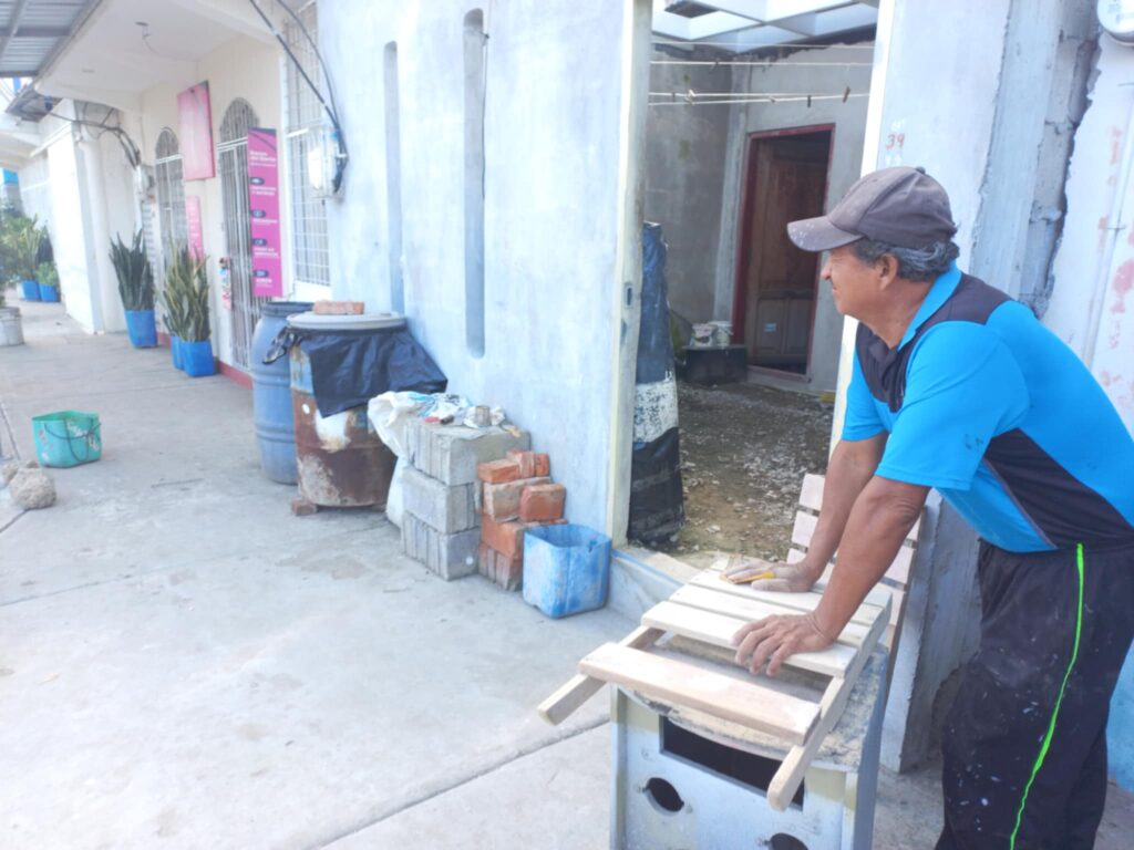 Javier Cevallos mientras esperaba que un tanquero pase frente a su casa, para poder comprar agua.