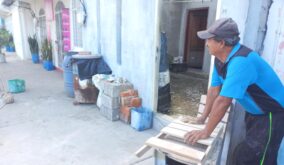 Javier Cevallos mientras esperaba que un tanquero pase frente a su casa, para poder comprar agua.