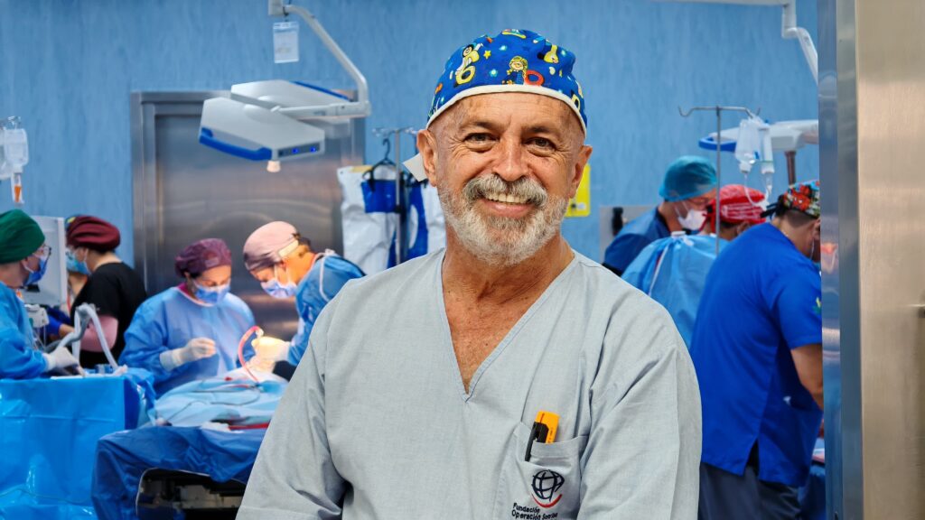 Pancho Punina dirige los 365 días del año Operación Sonrisa. En sus ratos libre disfruta de la música y lee.