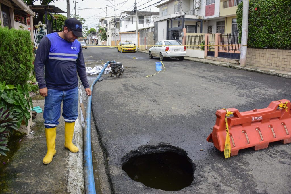 SOCAVONES-AV.-DEL-EJERCITO-Y-CALLE-SANTA-ANA