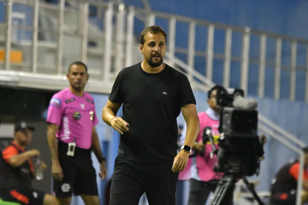 El técnico argentino Nicolás Chietino dirigió a Delfín SC en ocho fechas.