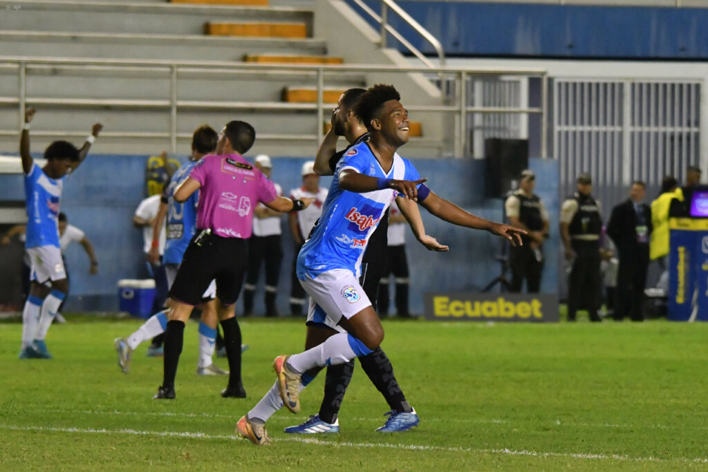 El delantero Daniel Valencia marcó dos goles en la victoria del Manta FC ante Técnico Universitario.