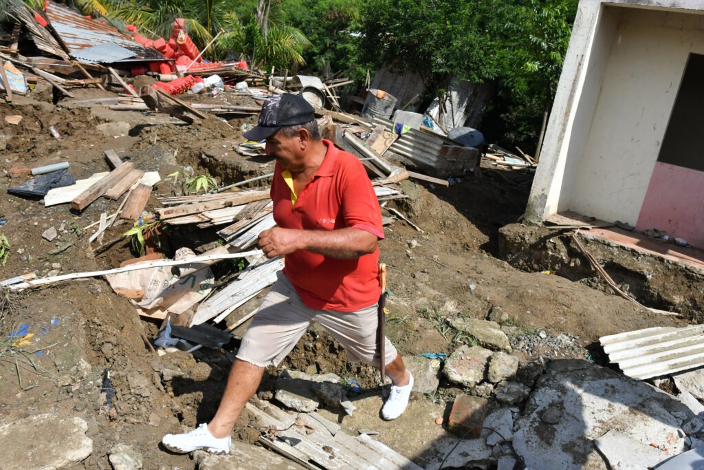 Tosagua - Manabí, 18 de abril de 2025. Un desplazamiento de tierra a causa de una falla geológica ha provocado la destrucción de 11 viviendas y daños en al menos 45 más de la comuna El Verdum del cantón Tosagua. API FOTO / ARIEL OCHOA