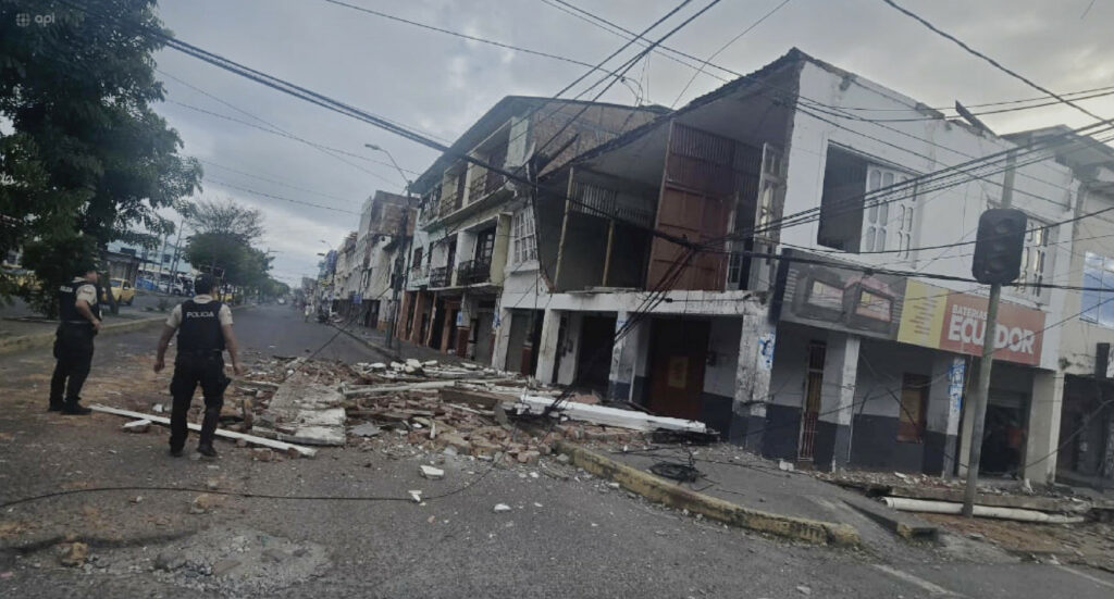 Las viviendas sufrieron afectaciones en sus fachadas tras sismo en Esmeraldas