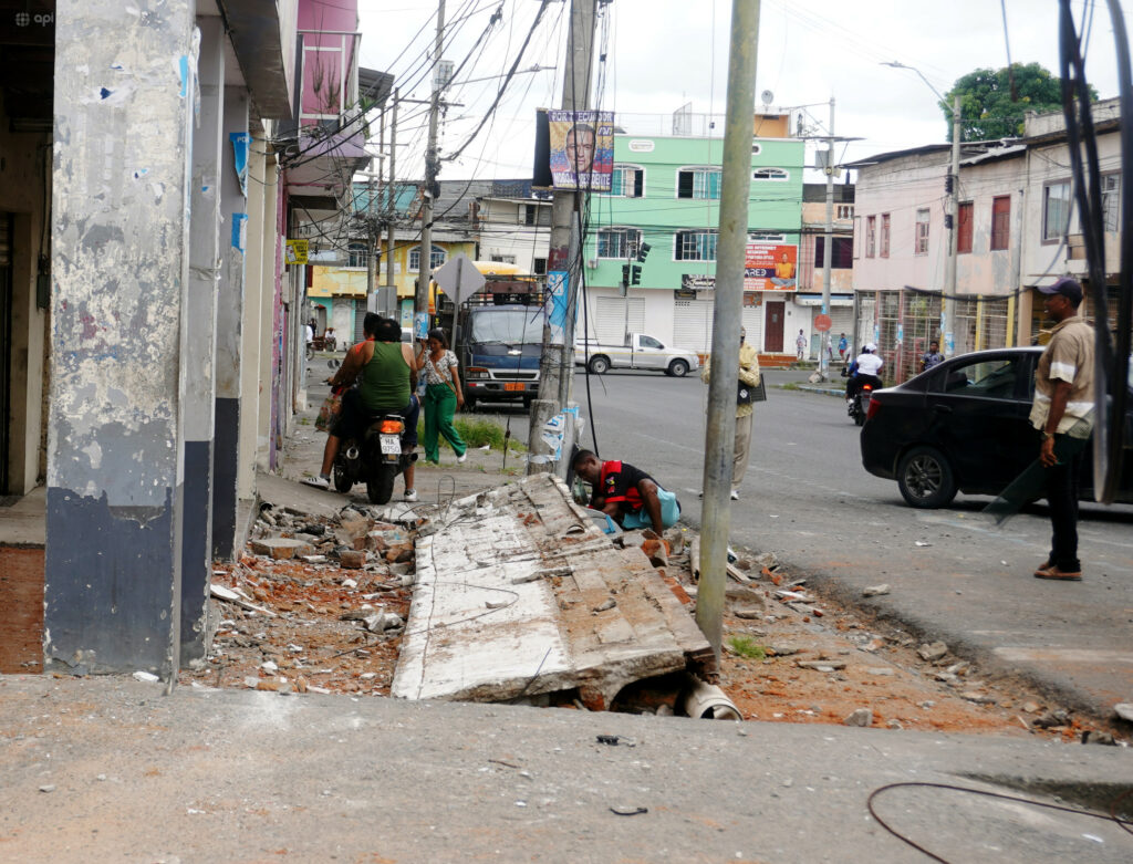 Varios daños estructurales deja el temblor con magnitud de 6.0 con epicentro en Esmeraldas. Foto: API.