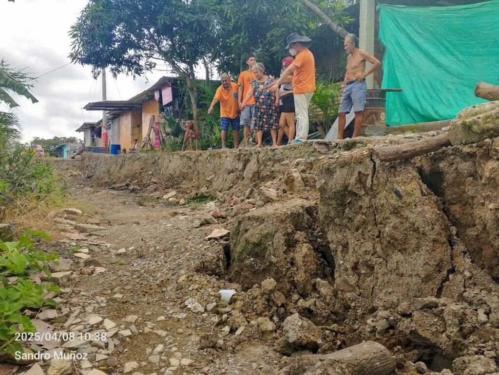 30 familias afectadas por deslizamiento de tierra en Los Altares