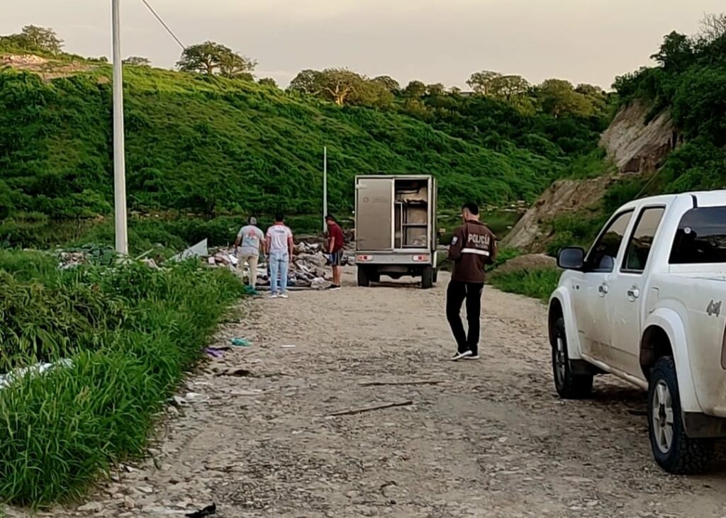 Tres cuerpos aún no son retirados del Centro Forense.