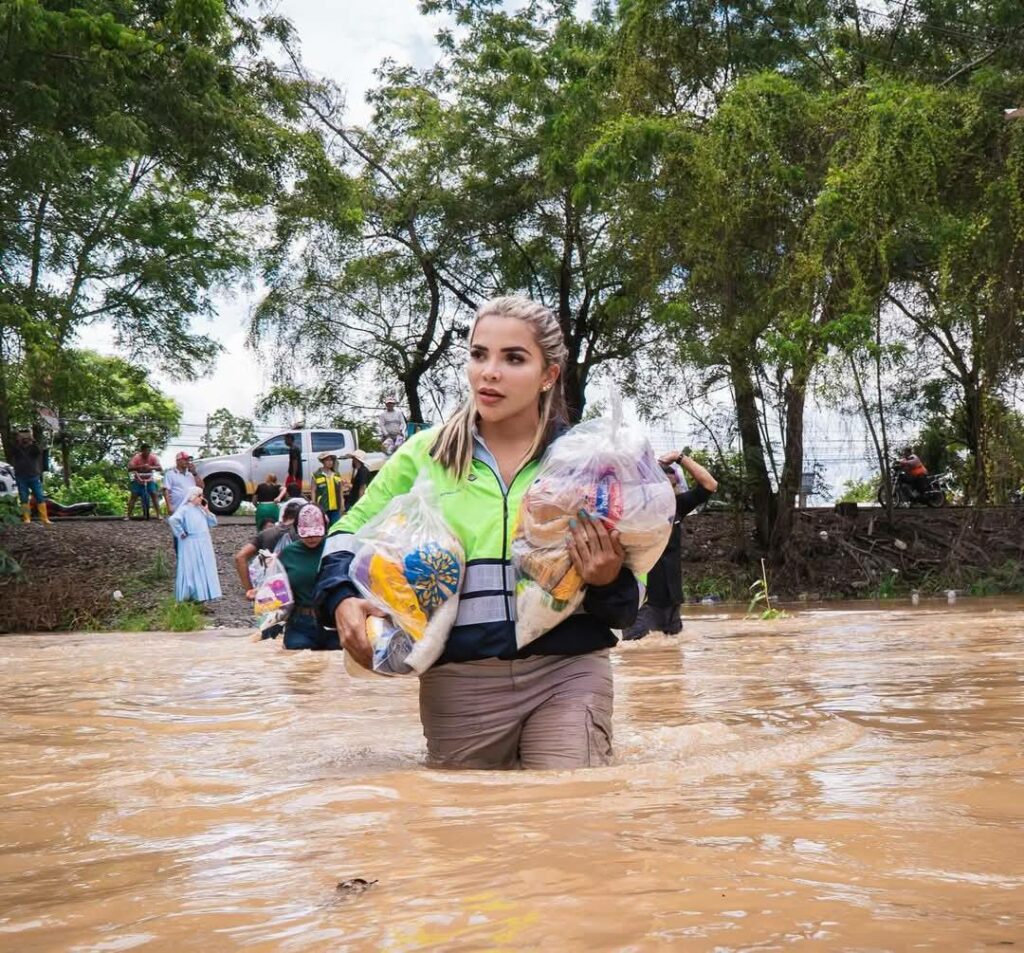 María Fernanda Vargas, alcaldesa de Simón Bolívar, en Guayas, entrega raciones de alimentos a damnificados por inundaciones
