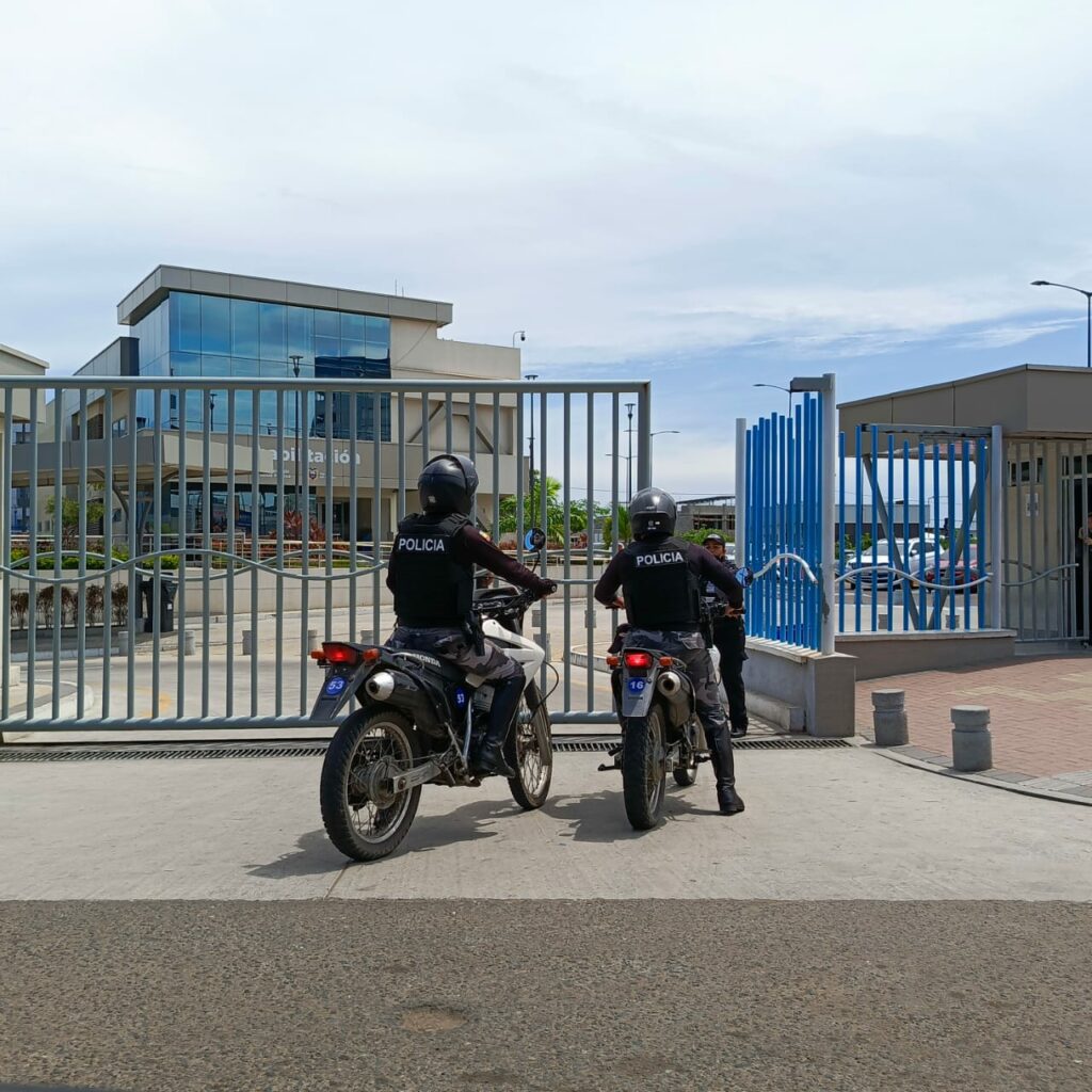 Hombre herido de bala permanece hospitalizado. La Policía resguarda el hospital.