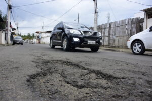 BACHE GRANDA CENTENO ENTRE 5 DE JUNIO Y MANABÍ