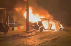 El carro que supuestamente usaron los atacantes y que luego fue quemado. 