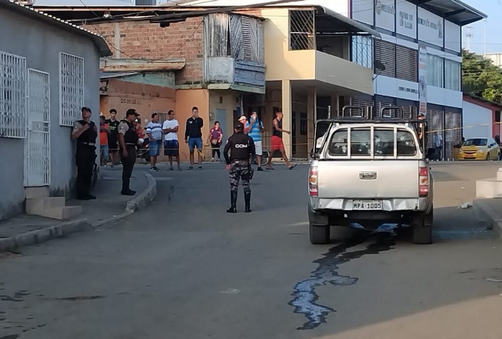 A Mauricio González, ingeniero de profesión, lo asesinaron frente al centro de salud Río Manta, en el barrio Miraflores, en Manta.