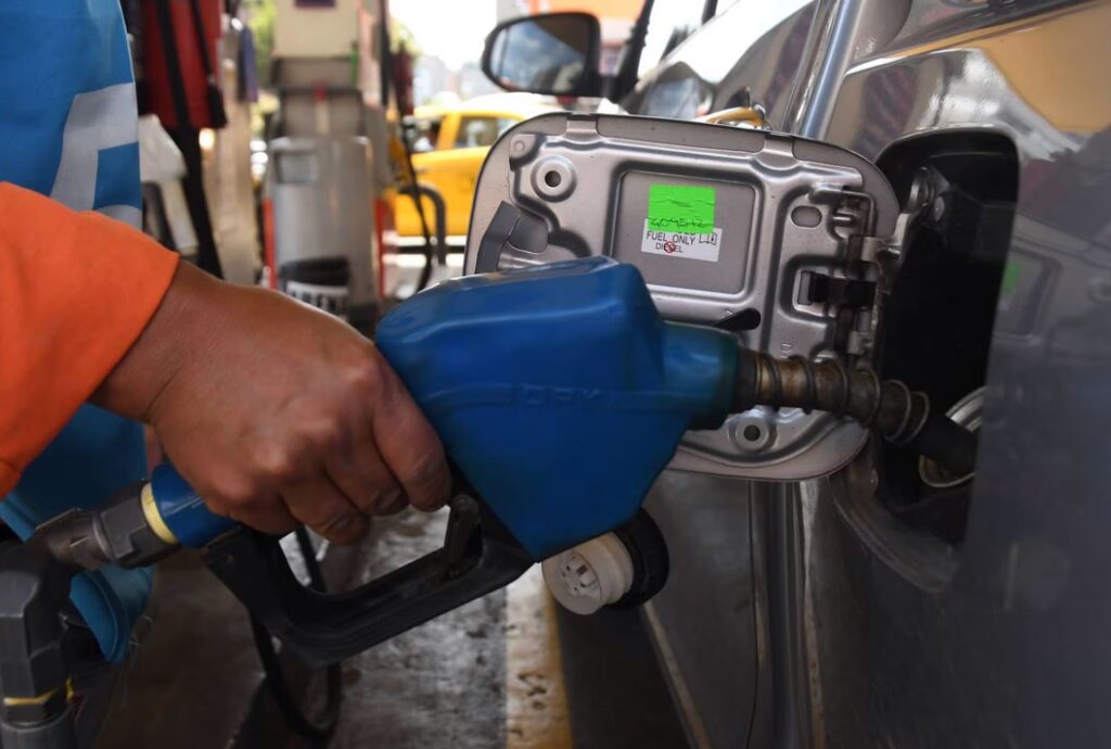 A partir de las 00h00 de este sábado 12 de abril, el precio por galón de las gasolinas Extra y Ecopaís disminuirá a 2,49 dólares.