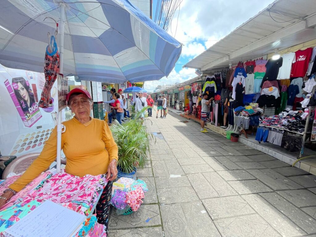 A sus 81 años, Blanca sigue trabajando en la calle 3 de Julio, en Santo Domingo