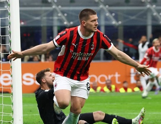 AC Milan con un doblete de Luka Jovic golea 0-3 a Inter y clasifica a la final de la Copa Italia 2025