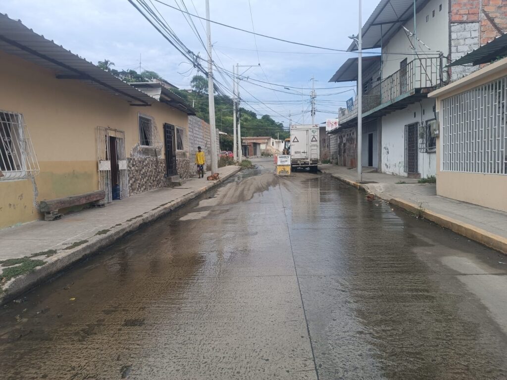 Los moradores de Abdón Calderón reclaman a la EPAM por una fuga de agua potable en la intersección de avenida 40 y calle 5.