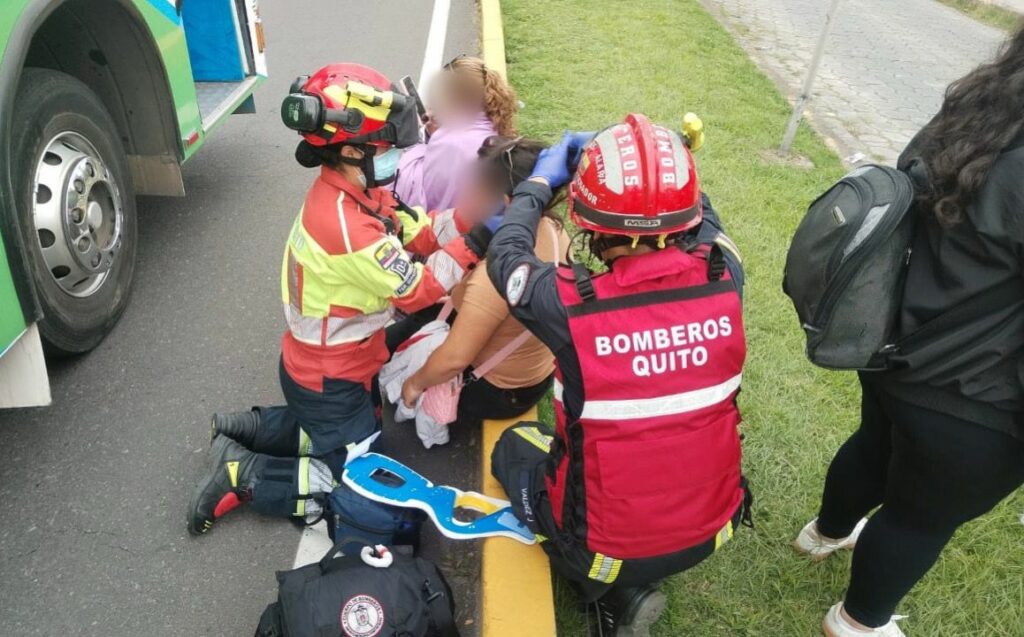 Accidente entre buses deja 13 heridos en la autopista General Rumiñahui