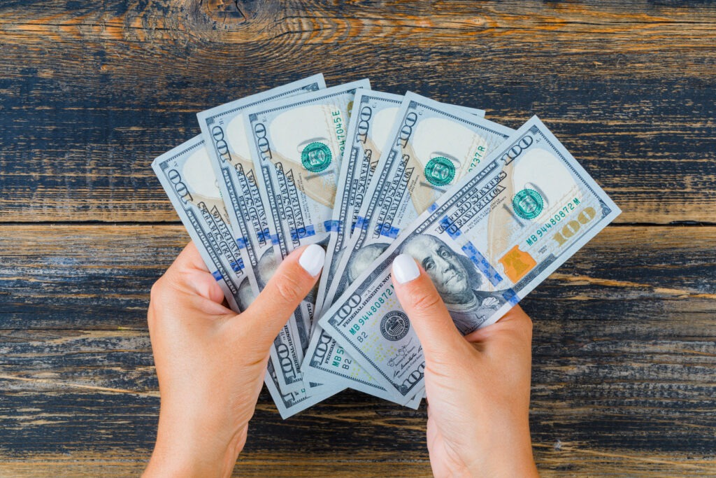 Advierten sobre el riesgo de que las remesas, vitales para la economía ecuatoriana, sean el próximo objetivo de la política arancelaria de Trump