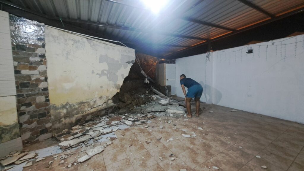 Alerta en Valle Alto deslizamiento destruye parte de una casa en Portoviejo