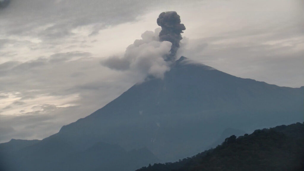 Alerta en los Andes aumento significativo en la actividad del volcán Sangay genera caída de ceniza en Chimborazo
