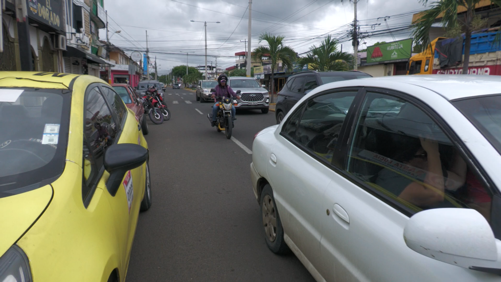 Aumenta el tráfico vehicular en Portoviejo durante la mañana del 29 de abril