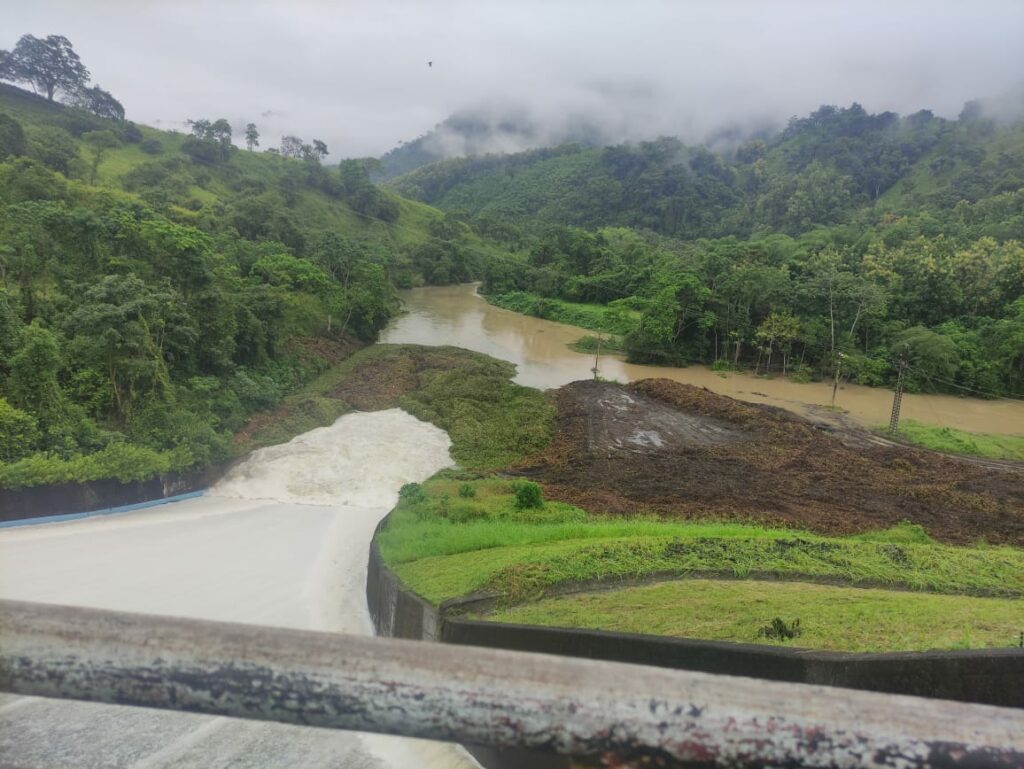 Aumento del caudal del río Grande provoca inundaciones en la parroquia Ayacucho