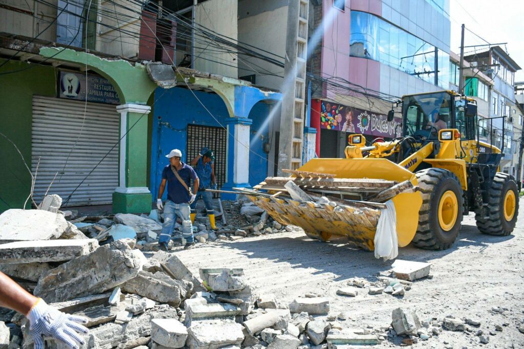 La Alcaldía ha empezado con la limpieza de escombros en algunos barrios de Esmeraldas.