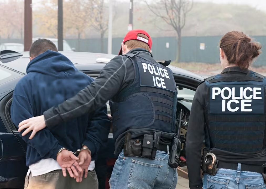 Autoridades migratorias de Estados Unidos realizan operativos de control en cientos de negocios y empresas a lo largo del país.