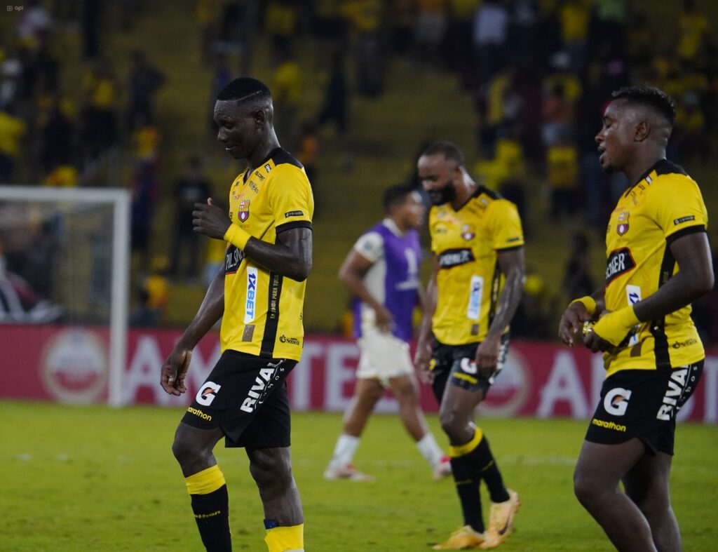 Jugadores del Barcelona salen tristes tras la derrota ante Universitario.