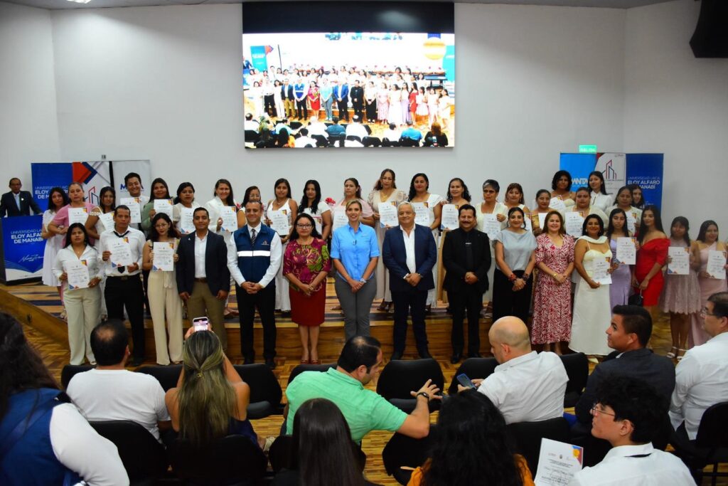 Artesanos del cantón Manta recibieron certificados por concluir cursos de capacitación de programa entre la ULEAM y el BID.