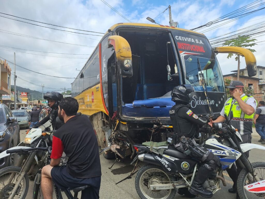 Bus escolar pierde los frenos e impacta a seis vehículos en Portoviejo