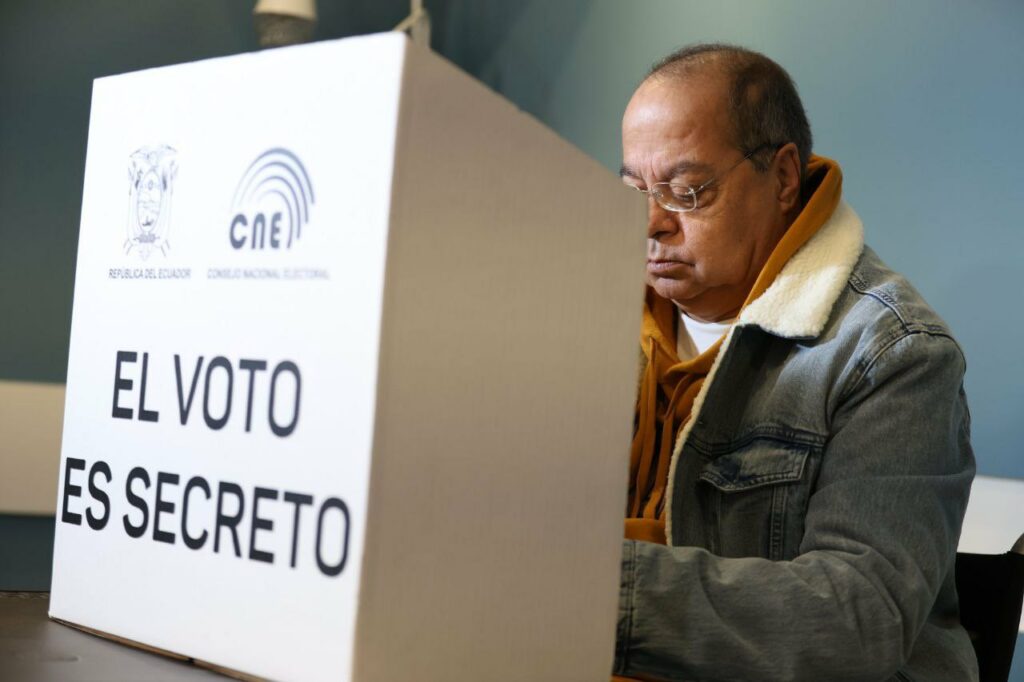 CNE garantiza transparencia electoral: Papeletas infalsificables y seguras para la Segunda Vuelta presidencial en Ecuador.