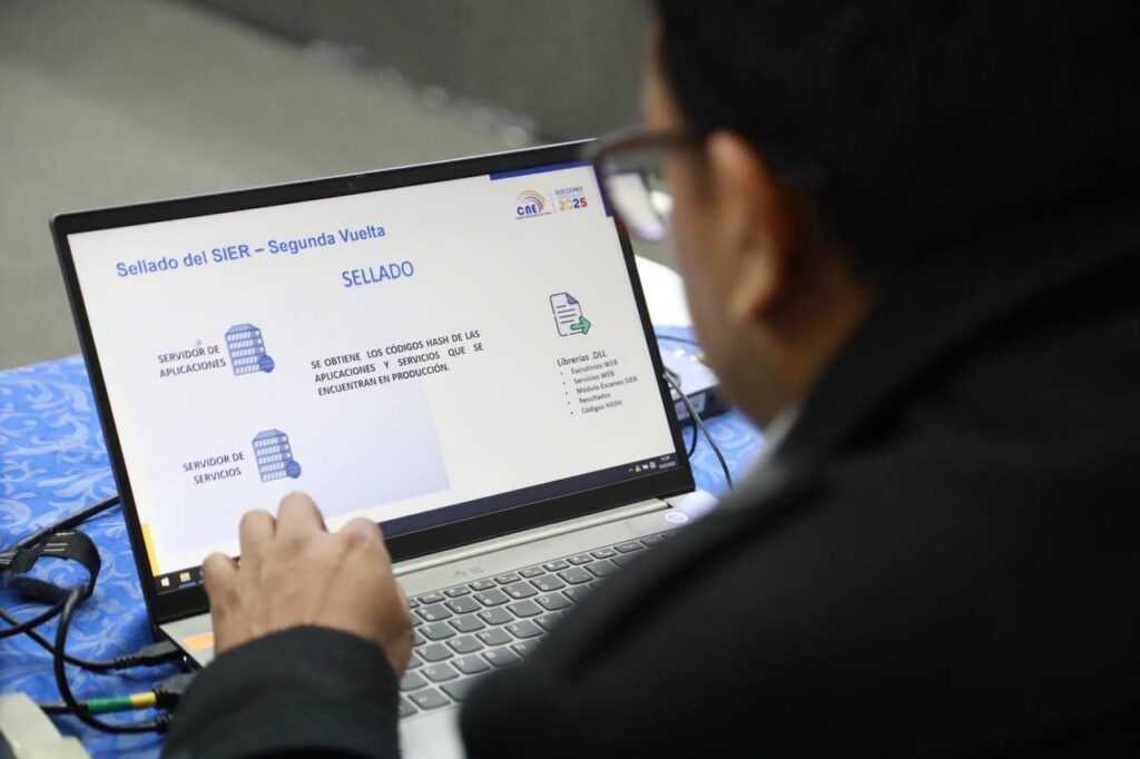 CNE refuerza seguridad del Sistema Informático de Escrutinios y Resultados para garantizar transparencia en las elecciones presidenciales de Ecuador del 13 de abril.