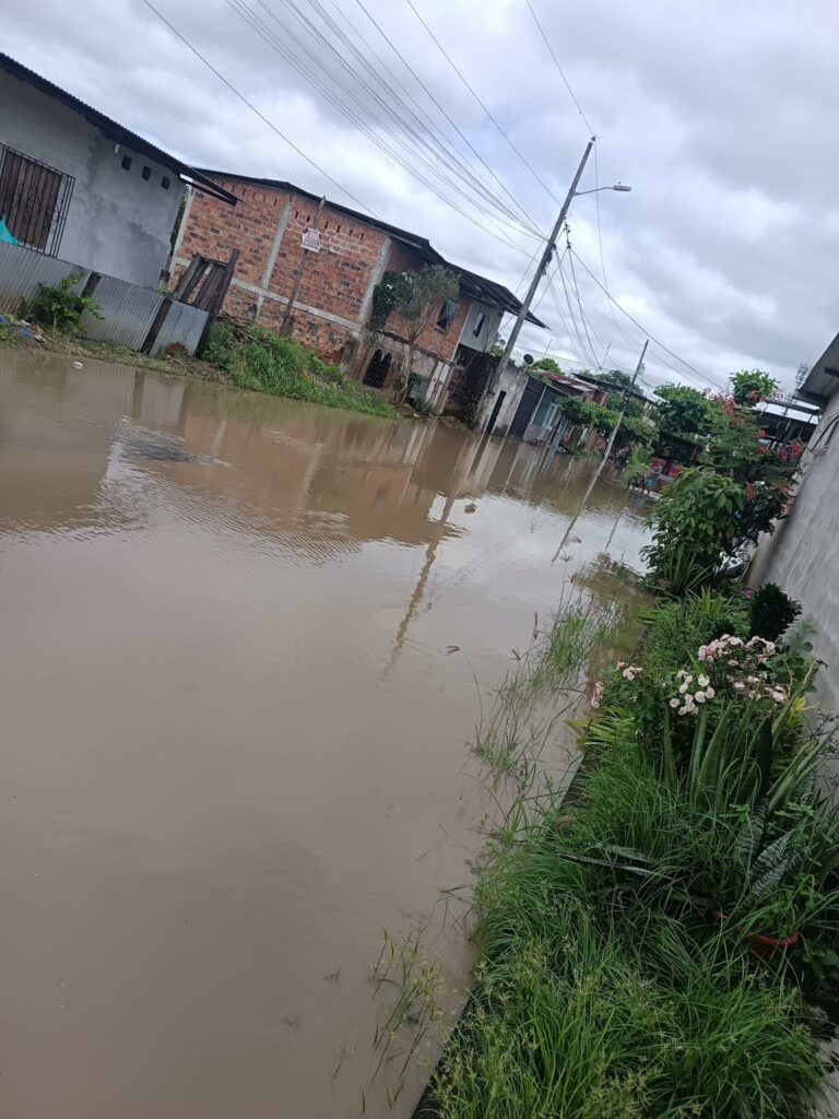 Calceta-enfrenta-el-desbordamiento-del-rio-Mosca-y-hay-varios-sectores-inundados
