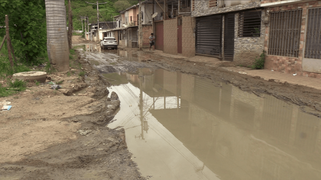 Calles intransitables y mal olor afectan a dos ciudadelas de Portoviejo