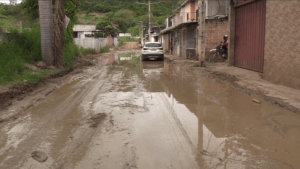 Calles intransitables y mal olor afectan a dos ciudadelas de Portoviejo
