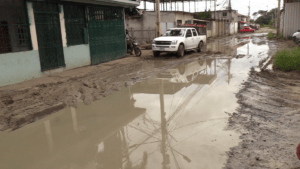 Calles intransitables y mal olor afectan a dos ciudadelas de Portoviejo