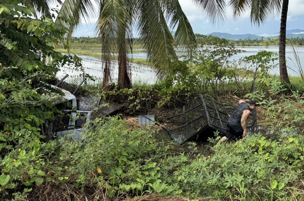 Camión vuela a una zanja en la vía Rocafuerte - Tosagua